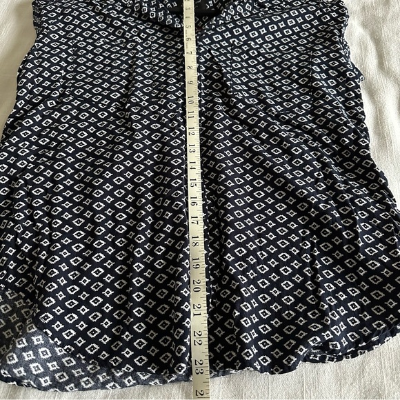 Jachs Girlfriend NY Womens Navy Geo Top Sz M Button-Up Geometric Pockets Aztec - Picture 6 of 10